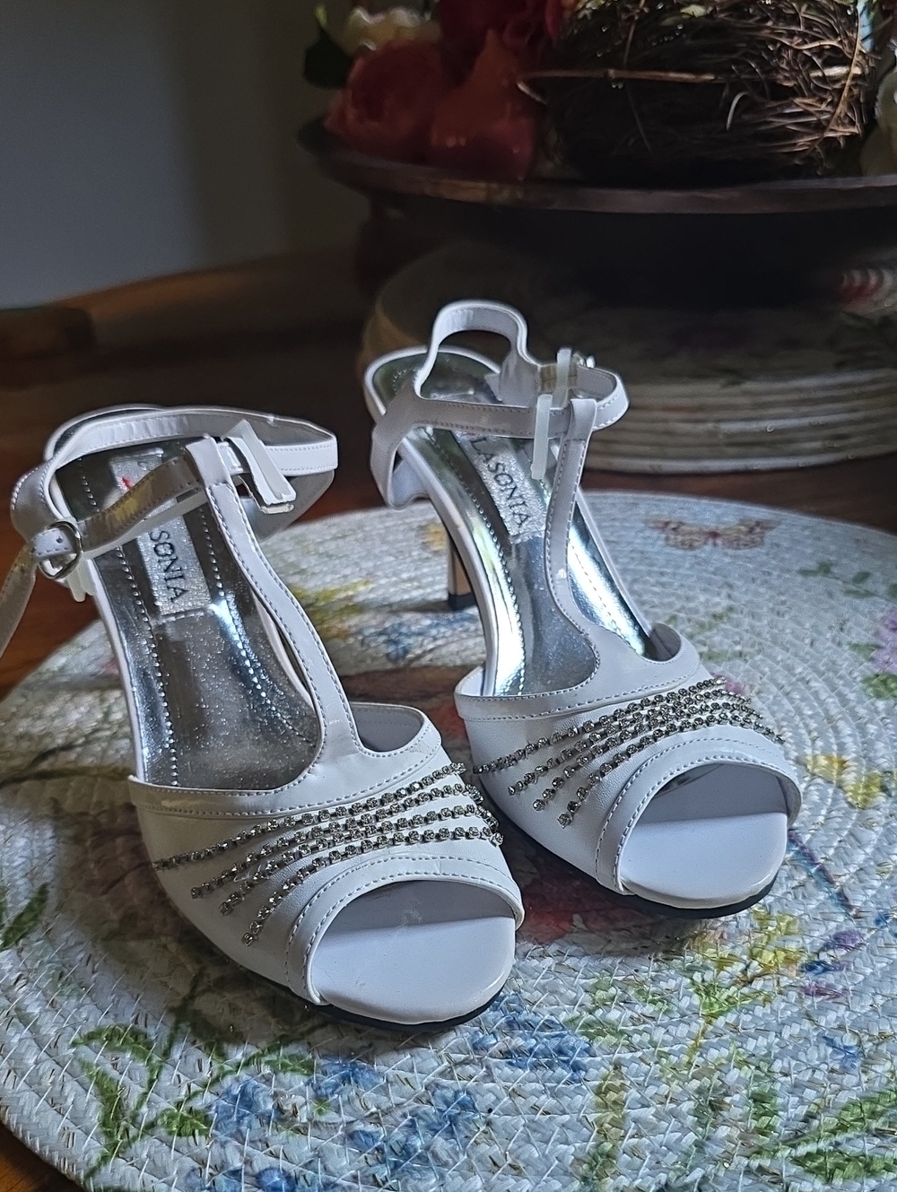 NWOT Lasonia White Heeled Open Toe Shoe